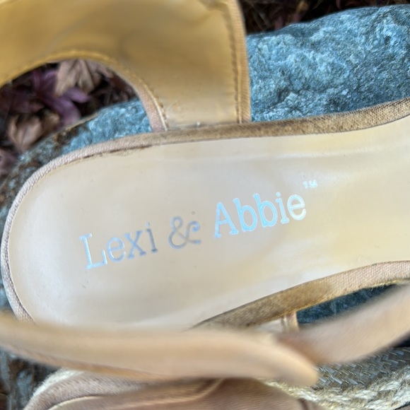 Lexi & Abbie Closed toe wedge espadrilles rainbow jute & beige. Size 6 - Picture 7 of 9